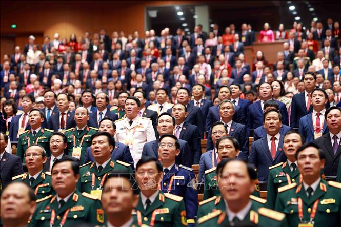 Các đại biểu thực hiện nghi lễ chào cờ. Ảnh: TTXVN