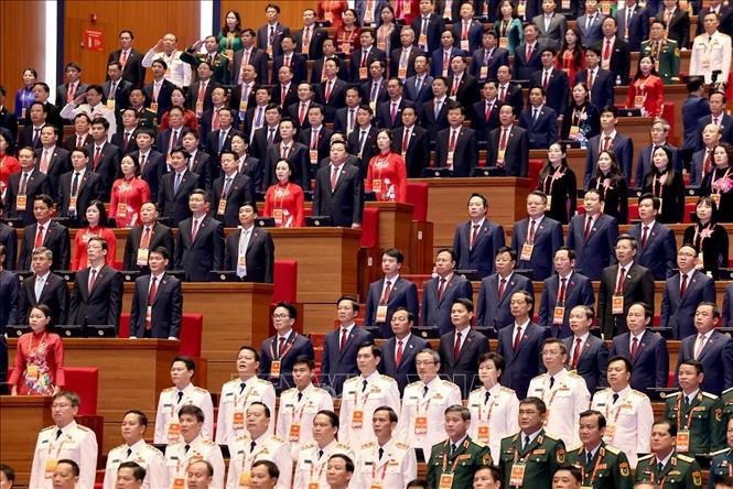 Các đại biểu thực hiện nghi lễ chào cờ. Ảnh: TTXVN