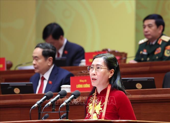 Đồng chí Bùi Thị Quỳnh Vân, Ủy viên Đoàn Thư ký Đại hội đọc Thông báo về thư, điện chúc mừng của các chính đảng, tổ chức và bạn bè quốc tế gửi Đại hội. Ảnh: TTXVN