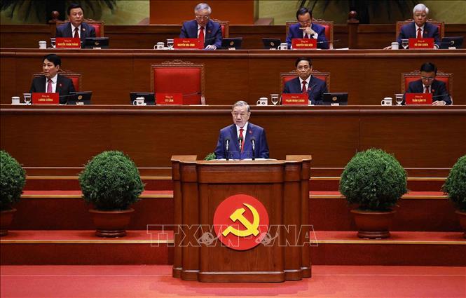 Tổng Bí thư Tô Lâm trình bày Báo cáo của Ban Chấp hành Trung ương Đảng khóa XIII về các văn kiện trình Đại hội XIV của Đảng. Ảnh: TTXVN