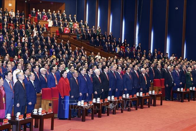 Các đồng chí lãnh đạo, nguyên lãnh đạo Đảng và Nhà nước cùng đại biểu thực hiện nghi lễ chào cờ. Ảnh: TTXVN