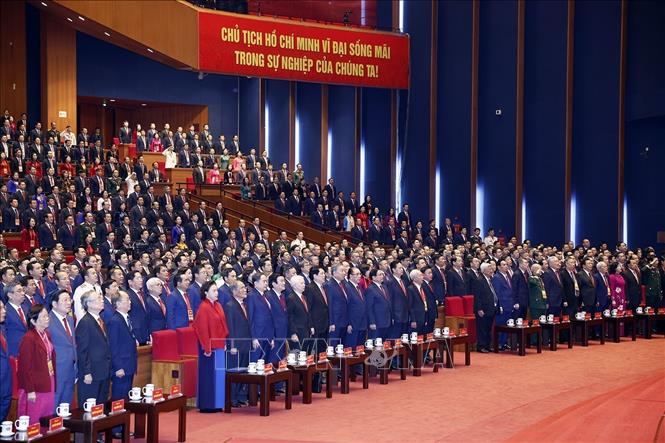 Các đồng chí lãnh đạo, nguyên lãnh đạo Đảng và Nhà nước cùng đại biểu thực hiện nghi lễ chào cờ. Ảnh: TTXVN