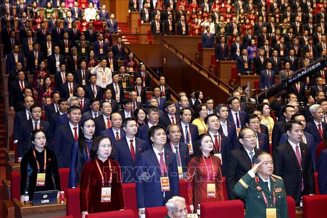 Các đại biểu thực hiện nghi lễ chào cờ. Ảnh: TTXVN