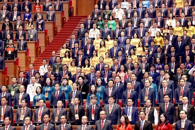 Các đại biểu thực hiện nghi lễ chào cờ. Ảnh: TTXVN