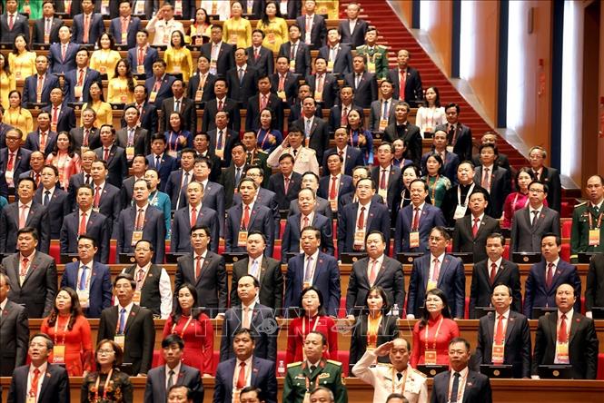 Các đại biểu thực hiện nghi lễ chào cờ. Ảnh: TTXVN