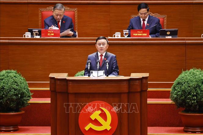 Đồng chí Trần Cẩm Tú, Ủy viên Bộ Chính trị, Thường trực Ban Bí thư trình bày Báo cáo kiểm điểm sự lãnh đạo, chỉ đạo của Ban Chấp hành Trung ương Đảng khóa XIII. Ảnh: TTXVN