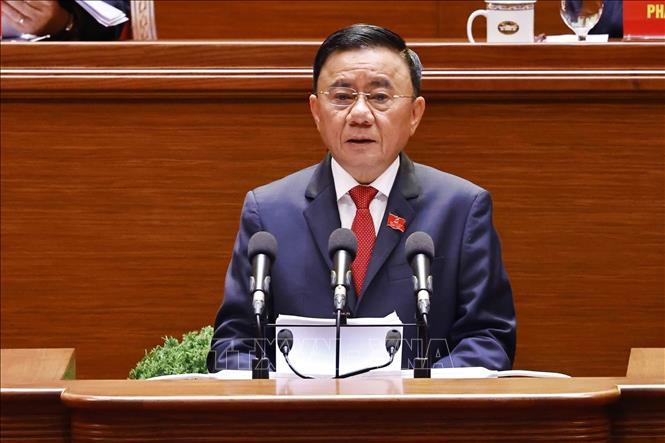 Đồng chí Trần Cẩm Tú, Ủy viên Bộ Chính trị, Thường trực Ban Bí thư trình bày Báo cáo kiểm điểm sự lãnh đạo, chỉ đạo của Ban Chấp hành Trung ương Đảng khóa XIII. Ảnh: TTXVN