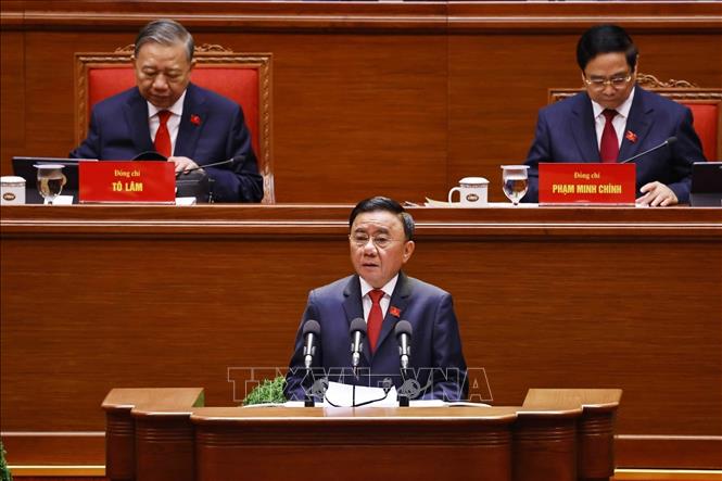 Đồng chí Trần Cẩm Tú, Ủy viên Bộ Chính trị, Thường trực Ban Bí thư trình bày Báo cáo kiểm điểm sự lãnh đạo, chỉ đạo của Ban Chấp hành Trung ương Đảng khóa XIII. Ảnh: TTXVN