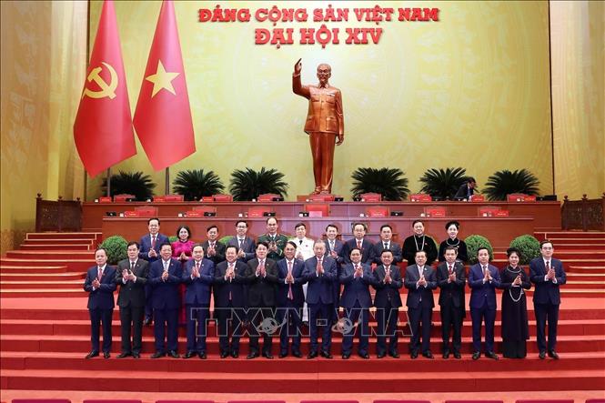 Lãnh đạo Đảng, Nhà nước chụp ảnh lưu niệm với Đoàn đại biểu Đảng bộ tỉnh Cao Bằng dự Đại hội XIV của Đảng. Ảnh: TTXVN