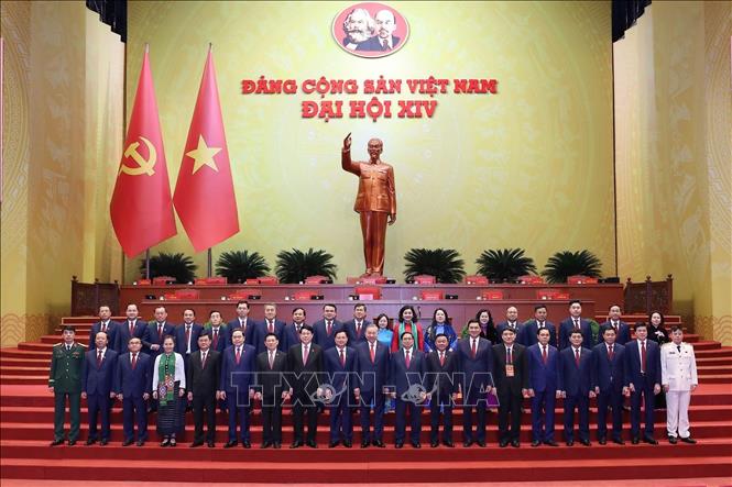 Lãnh đạo Đảng, Nhà nước chụp ảnh lưu niệm với Đoàn đại biểu Đảng bộ tỉnh Nghệ An dự Đại hội XIV của Đảng. Ảnh: TTXVN