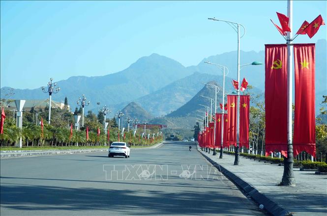 Le Loi boulevard leading to the administrative centre of the northern province of Lai Chau is decorated with red flags. VNA Photo