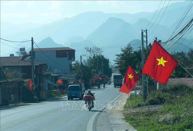 Roads in remote, isolated areas of the northern province of Lai Chau are decorated to celebrate the Congress. VNA Photo