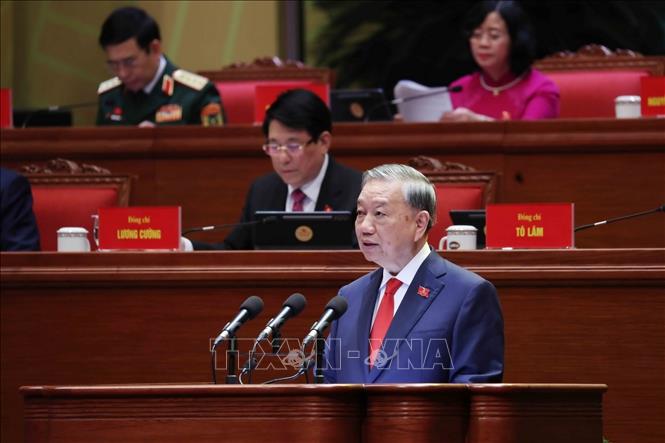 Tổng Bí thư Tô Lâm trình bày Báo cáo của Ban Chấp hành Trung ương Đảng khóa XIII về các văn kiện trình Đại hội XIV của Đảng. Ảnh: TTXVN