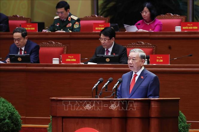 Tổng Bí thư Tô Lâm trình bày Báo cáo của Ban Chấp hành Trung ương Đảng khóa XIII về các văn kiện trình Đại hội XIV của Đảng. Ảnh: TTXVN