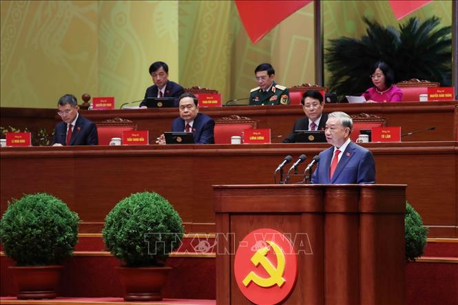 Tổng Bí thư Tô Lâm trình bày Báo cáo của Ban Chấp hành Trung ương Đảng khóa XIII về các văn kiện trình Đại hội XIV của Đảng. Ảnh: TTXVN