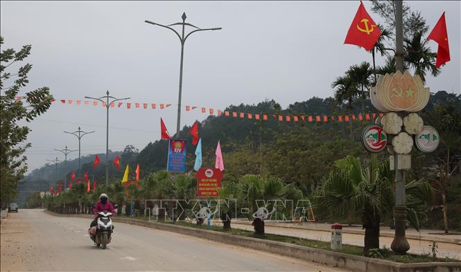 Roads in Tay Giang commune, the central city of Da Nang, are decorated with national flags to celebrate the Congress. VNA Photo