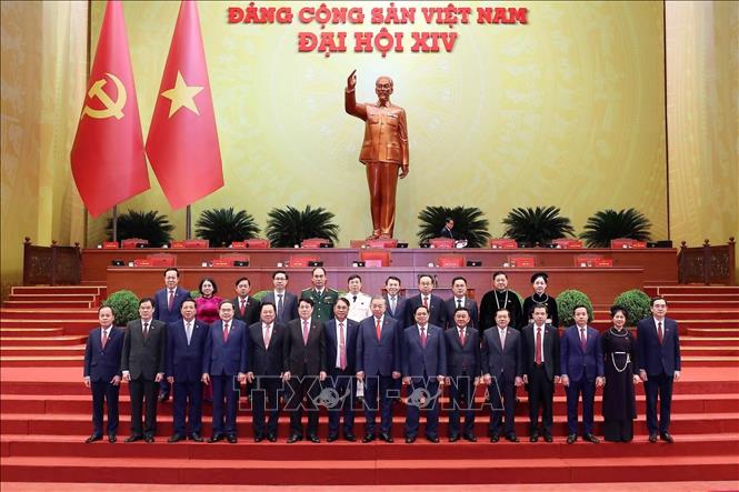 Lãnh đạo Đảng, Nhà nước chụp ảnh lưu niệm với Đoàn đại biểu Đảng bộ tỉnh Cao Bằng dự Đại hội XIV của Đảng. Ảnh: TTXVN