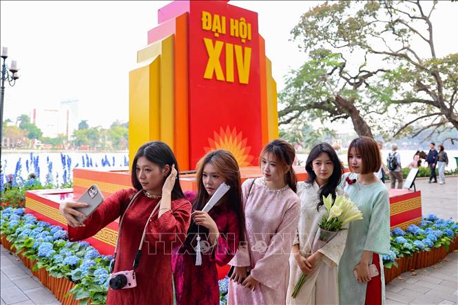 Young people check in at the Hoan Kiem Lake area in Hanoi. VNA Photo