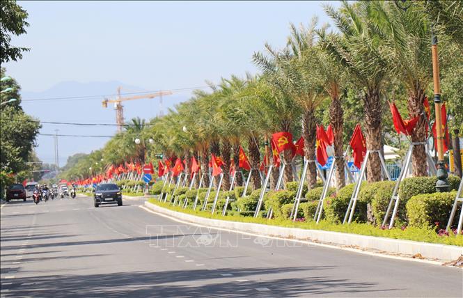 Roads in Dong Hai ward, the central province of Khanh Hoa are decorated to celebrate the Congress. VNA Photo