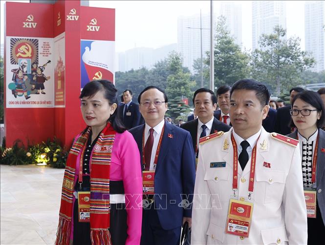 Các đại biểu đến dự phiên khai mạc Đại hội XIV của Đảng. Ảnh: TTXVN