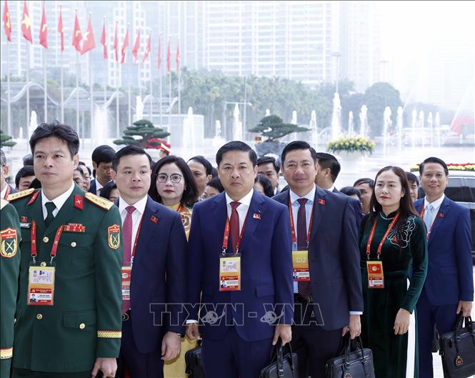 Các đại biểu đến dự phiên khai mạc Đại hội XIV của Đảng. Ảnh: TTXVN
