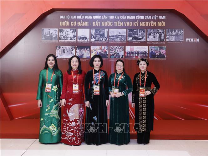 Các đại biểu chụp ảnh lưu niệm ở khu trưng bày ảnh của Thông tấn xã Việt Nam tại phiên khai mạc Đại hội XIV của Đảng. Ảnh: TTXVN