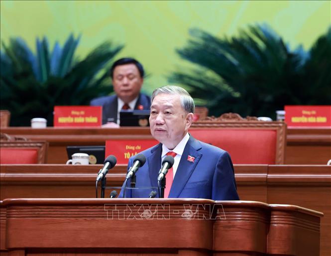 Tổng Bí thư Tô Lâm trình bày Báo cáo của Ban Chấp hành Trung ương Đảng khóa XIII về các văn kiện trình Đại hội XIV của Đảng. Ảnh: TTXVN