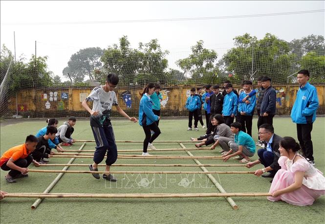 Trẻ khuyết tật nghe - nói tham gia các trò chơi dân gian ngày Tết tại chương trình. Ảnh: Đồng Thúy-TTXVN