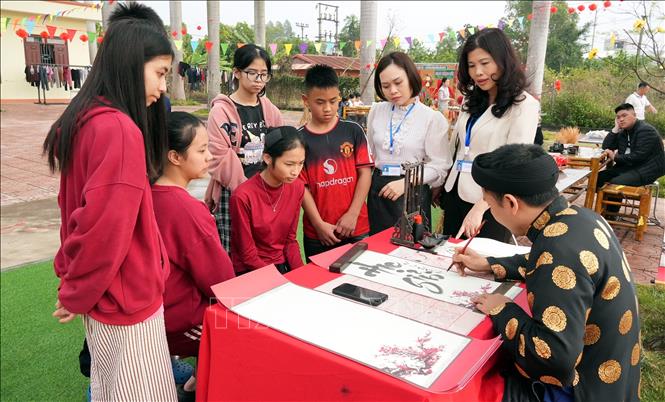 Trẻ khuyết tật nghe – nói tham gia trải nghiệm hoạt động 