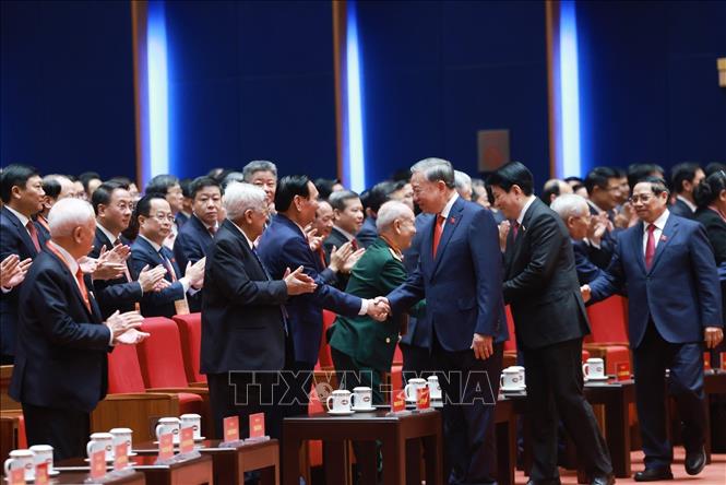 Tổng Bí thư Tô Lâm cùng các đồng chí lãnh đạo Đảng, Nhà nước với các đại biểu. Ảnh: TTXVN
