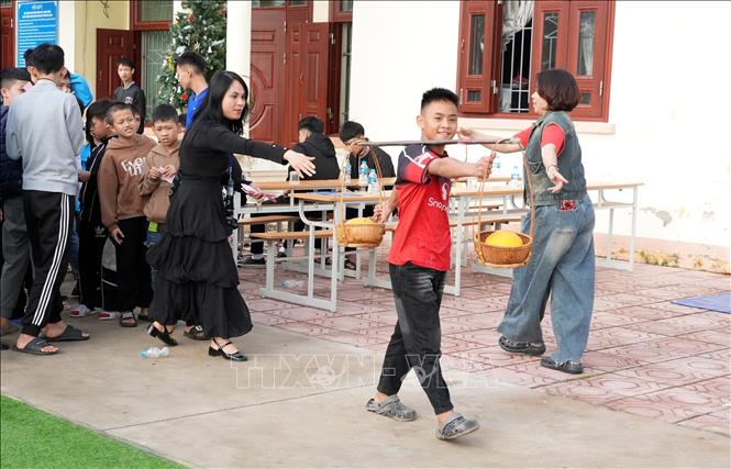 Trẻ khuyết tật tham gia các trò chơi dân gian ngày Tết. Ảnh: Đồng Thúy-TTXVN