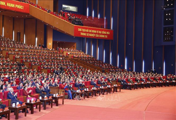 Các đồng chí lãnh đạo, nguyên lãnh đạo Đảng, Nhà nước và các đại biểu dự phiên khai mạc. Ảnh: TTXVN