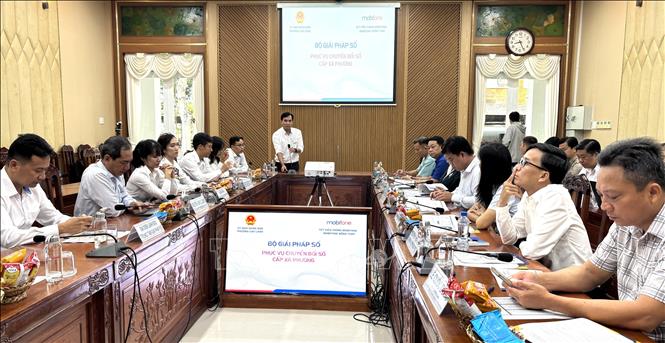 Toàn cảnh buổi làm việc về chuyển đổi số. Ảnh: Hồng Nhung - TTXVN