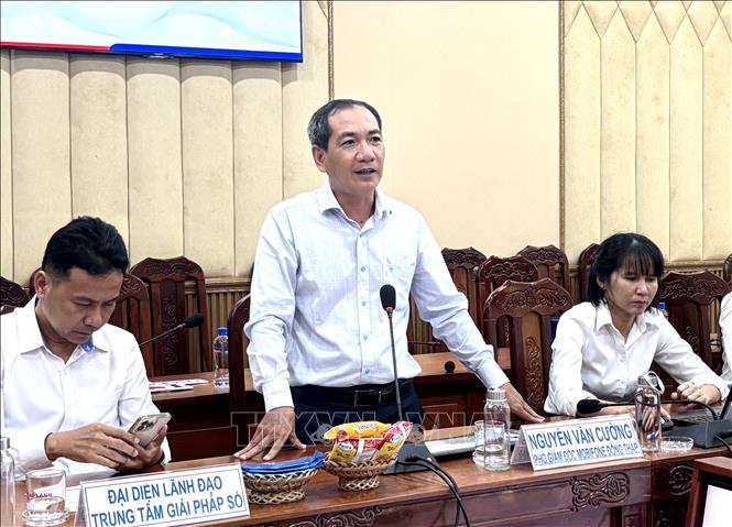 Ông Nguyễn Văn Cường - Phó Giám đốc Mobifone Đồng Tháp thống nhất các giải pháp chuyển đổi số trên địa bàn phường. Ảnh: Hồng Nhung - TTXVN