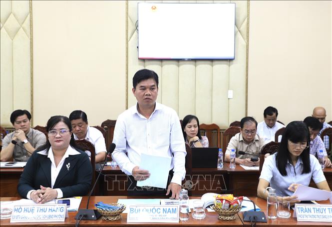 Ông Bùi Quốc Nam - Chủ tịch UBND phường Cao Lãnh phát biểu tại buổi làm việc. Ảnh: Hồng Nhung - TTXVN