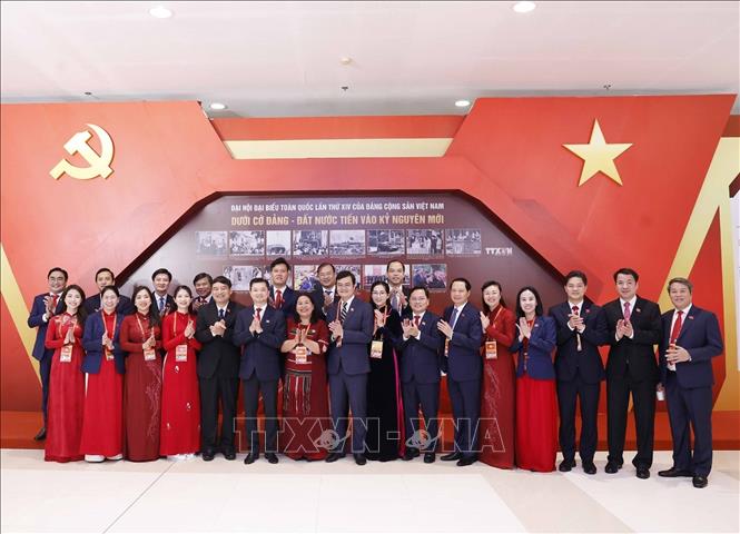 Các đại biểu chụp ảnh chung tại khu trưng bày ảnh của Thông tấn xã Việt Nam. Ảnh: TTXVN