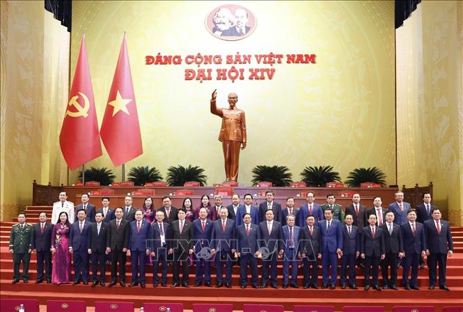 Lãnh đạo Đảng, Nhà nước chụp ảnh lưu niệm với Đoàn đại biểu Đảng bộ tỉnh Cà Mau dự Đại hội XIV của Đảng. Ảnh: TTXVN