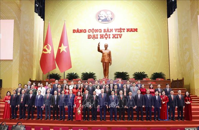 Lãnh đạo Đảng, Nhà nước chụp ảnh lưu niệm với Đoàn đại biểu Đảng bộ tỉnh Vĩnh Long dự Đại hội XIV của Đảng. Ảnh: TTXVN