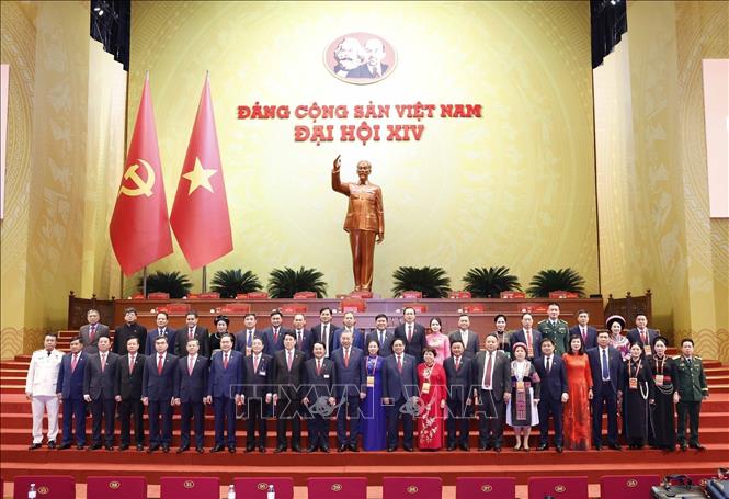 Lãnh đạo Đảng, Nhà nước chụp ảnh lưu niệm với Đoàn đại biểu Đảng bộ tỉnh Tuyên Quang dự Đại hội XIV của Đảng. Ảnh: TTXVN