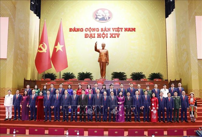 Lãnh đạo Đảng, Nhà nước chụp ảnh lưu niệm với Đoàn đại biểu Đảng bộ tỉnh Thái Nguyên dự Đại hội XIV của Đảng. Ảnh: TTXVN