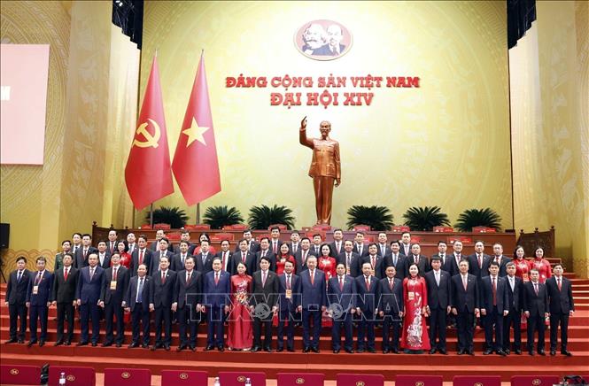 Lãnh đạo Đảng, Nhà nước chụp ảnh lưu niệm với Đoàn đại biểu Đảng bộ tỉnh Ninh Bình dự Đại hội XIV của Đảng. Ảnh: TTXVN