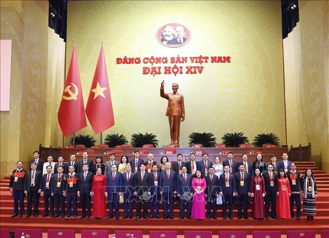 Lãnh đạo Đảng, Nhà nước chụp ảnh lưu niệm với Đoàn đại biểu Đảng bộ tỉnh Đắk Lắk dự Đại hội XIV của Đảng. Ảnh: TTXVN