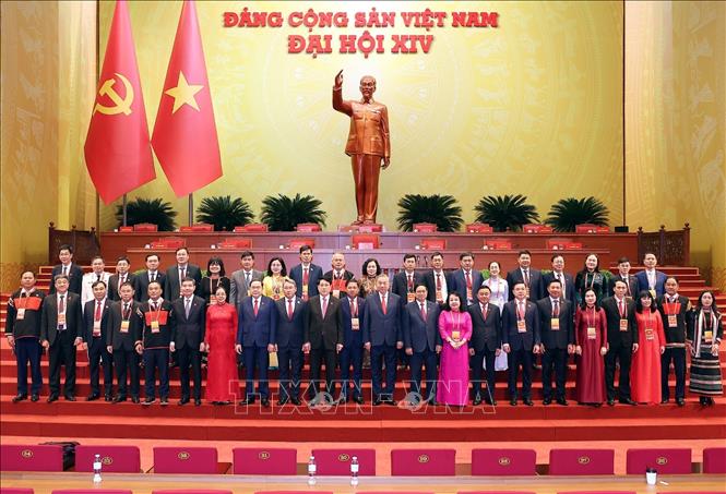 Lãnh đạo Đảng, Nhà nước chụp ảnh lưu niệm với Đoàn đại biểu Đảng bộ tỉnh Đắk Lắk dự Đại hội XIV của Đảng. Ảnh: TTXVN 