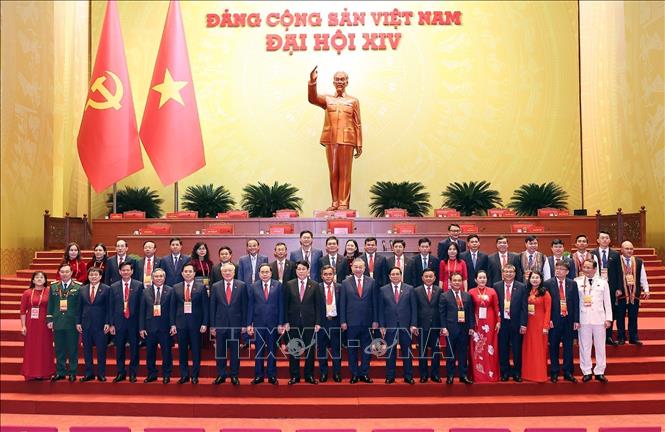 Lãnh đạo Đảng, Nhà nước chụp ảnh lưu niệm với Đoàn đại biểu Đảng bộ tỉnh Quảng Ngãi dự Đại hội XIV của Đảng. Ảnh: TTXVN 