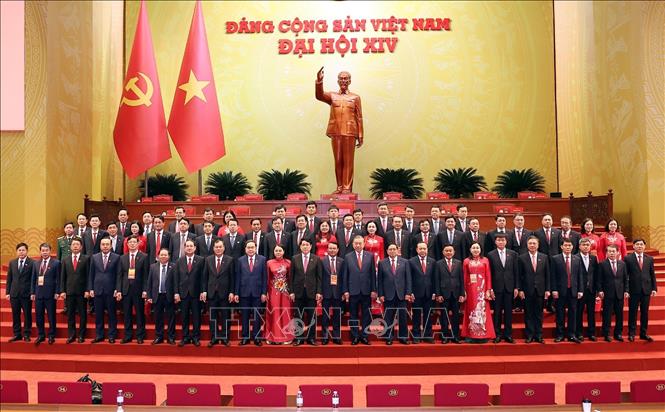 Lãnh đạo Đảng, Nhà nước chụp ảnh lưu niệm với Đoàn đại biểu Đảng bộ tỉnh Ninh Bình dự Đại hội XIV của Đảng. Ảnh: TTXVN 