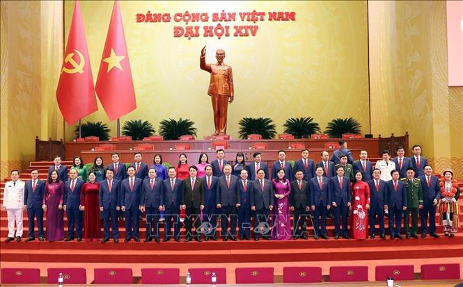 Lãnh đạo Đảng, Nhà nước chụp ảnh lưu niệm với Đoàn đại biểu Đảng bộ tỉnh Thái Nguyên dự Đại hội XIV của Đảng. Ảnh: TTXVN 