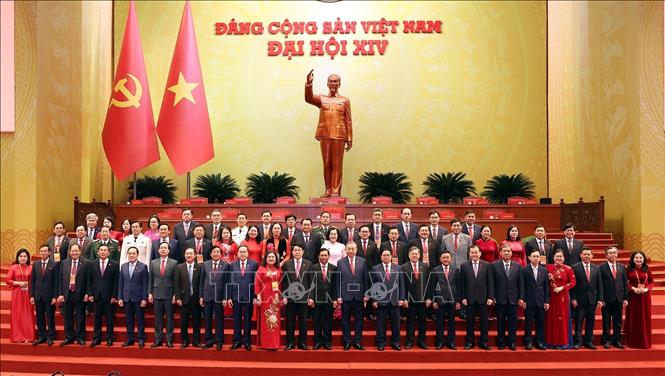 Lãnh đạo Đảng, Nhà nước chụp ảnh lưu niệm với Đoàn đại biểu Đảng bộ tỉnh Vĩnh Long dự Đại hội XIV của Đảng. Ảnh: TTXVN 