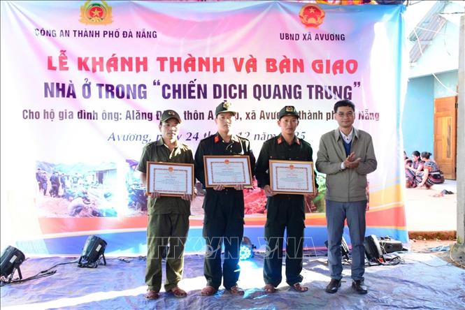 Chủ tịch UBND xã A Vương Briu Quân tặng Giấy khen cho lực lượng tham gia “Chiến dịch Quang Trung” xây, sửa nhà ở cho đồng bào bị thiệt hại do thiên tai vào cuối tháng 10 và đầu tháng 11/2025. Ảnh: TTXVN phát