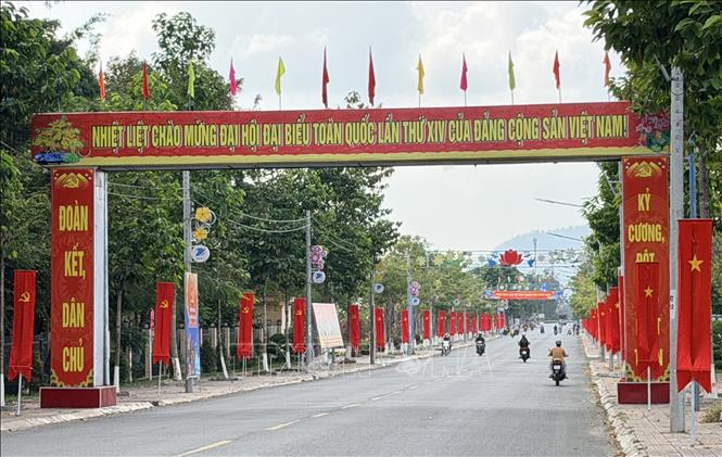 Tuyến đường trung tâm phường biên giới Tịnh Biên (An Giang) trang hoàng rực rỡ cờ, hoa. Ảnh: Thanh Sang - TTXVN