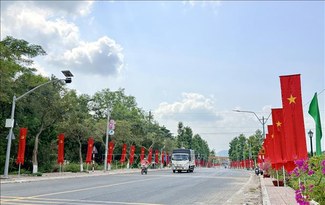 Tuyến đường trung tâm phường biên giới Tịnh Biên (An Giang) rực rỡ cờ Đảng, cờ Tổ quốc chào mừng Đại hội XIV của Đảng. Ảnh: Thanh Sang - TTXVN